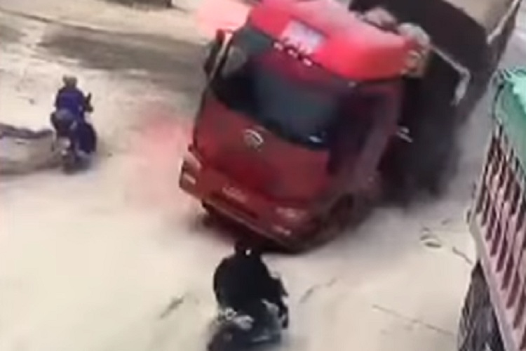 Two men narrowly escape as truck crashes next to them dgtl