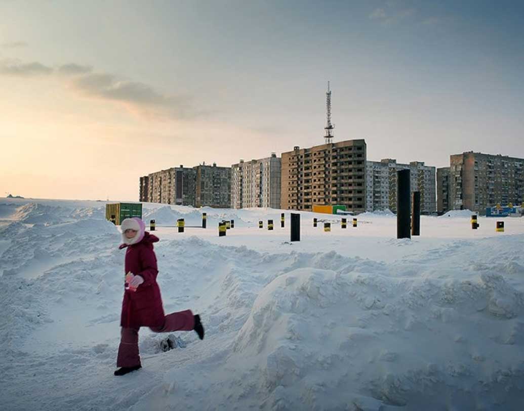 পৃথিবীর অন্যতম শীতল এই শহর। রাশিয়ার রাজধানী মস্কো থেকে ১৮০০ মাইল দূরে অবস্থিত নোরিলস্ক নামে এই শহরটি। বছরে নয় মাসই এখানে বরফ পড়ে।