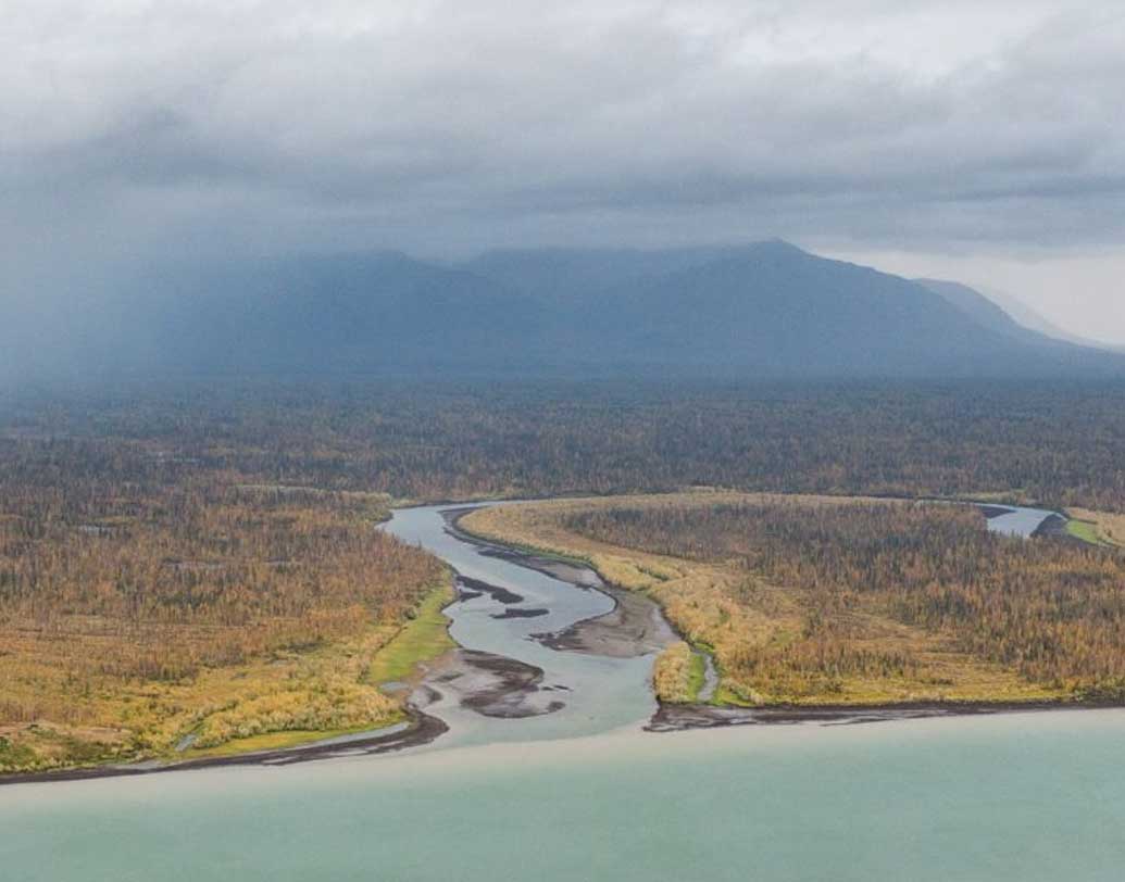 শহরটি পারমাফ্রস্টের উপরেই তৈরি। সারা বছর পুরু কঠিন বরফের আস্তরণে আবৃত মাটিকেই বলা হয় পারমাফ্রস্ট।