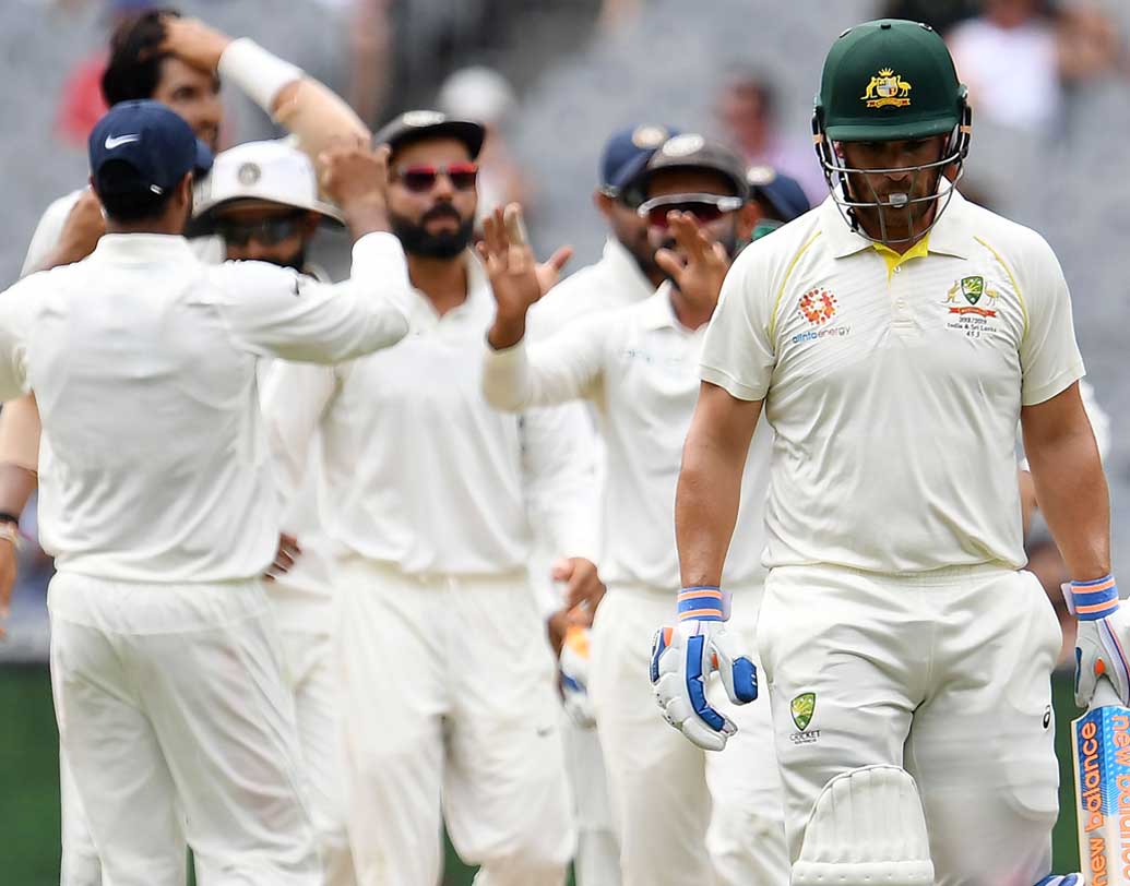 ৪৪৩ রানে ইনিংসের সমাপ্তি ঘোষণা করেছিল ভারত। মেলবোর্নে শুক্রবার সকালে বিনা উইকেটে আট নিয়ে শুরু করেছিল হোমটিম। প্রথমে ফেরেন ডানহাতি ওপেনার অ্যারন ফিঞ্চ।