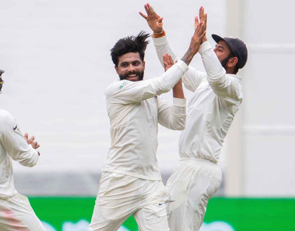 তিন নম্বরে নামা উসমান খাওয়াজাকে ফেরেন বাঁ-হাতি স্পিনার রবীন্দ্র জাডেজা। ফিঞ্চের মতো এই ক্যাচও নেন মায়াঙ্ক। লাঞ্চের পর জাডেজা ফেরান মিচেল মার্শকেও।