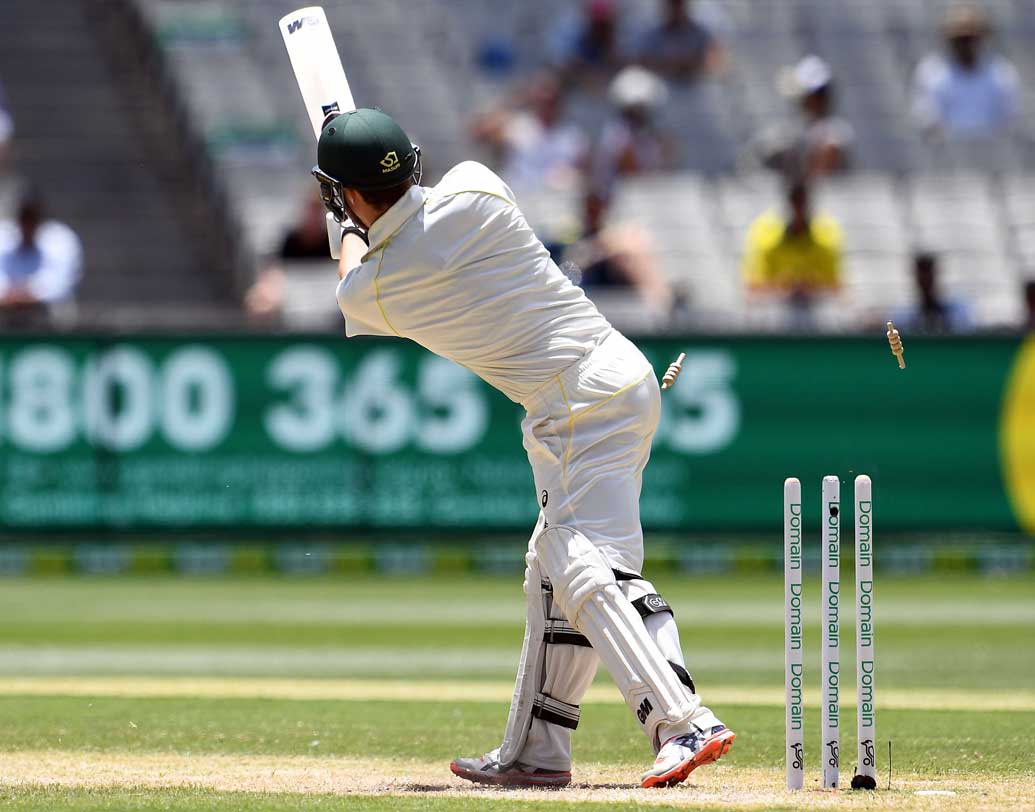 লাঞ্চের আগে ও পরে জোড়া ধাক্কা দেন বুমরা। মধ্যাহ্নভোজের ঠিক আগে অসাধারণ স্লোয়ার বলে শন মার্শকে এলবিডব্লিউ করেন তিনি। লাঞ্চের পরই  ট্র্যাভিস হেডকে বোল্ড করলেন অসাধারণ ডেলিভারিতে।