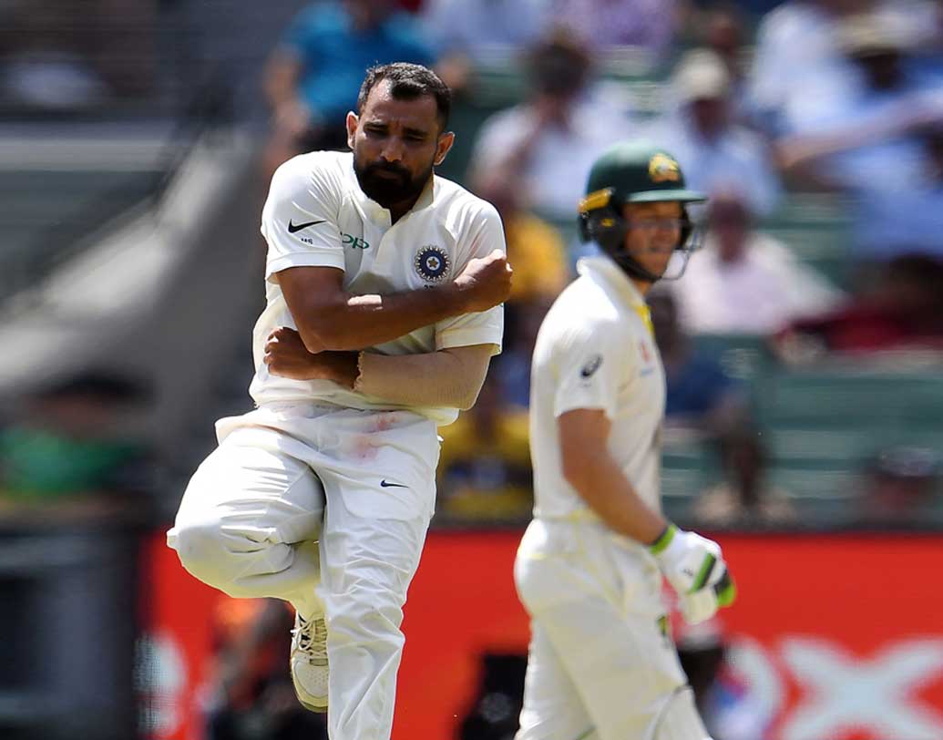 ১০২ রানে ছয় উইকেট পড়ে গিয়ে ধুঁকছিল অস্ট্রেলিয়া। সেই সময় সপ্তম উইকেটে অধিনায়ক টিম পেন ও প্যাট কামিংস যোগ করেন ৩৬ রান। চায়ের বিরতির আগে কামিংসকে বোল্ড করেন মহম্মদ শামি।