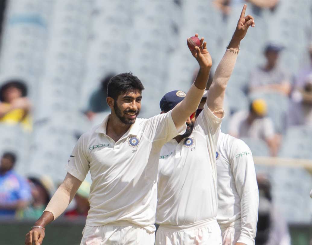 ৩৩ রানে ছয় উইকেট নিলেন বুমরা। টেস্টে এটাই তাঁর সেরা বোলিং। এর আগে দক্ষিণ আফ্রিকা ও ইংল্যান্ডেও পাঁচ উইকেট নিয়েছিলেন তিনি। তাঁর দাপটেই ২৯২ রানের লিড পায় ভারত।