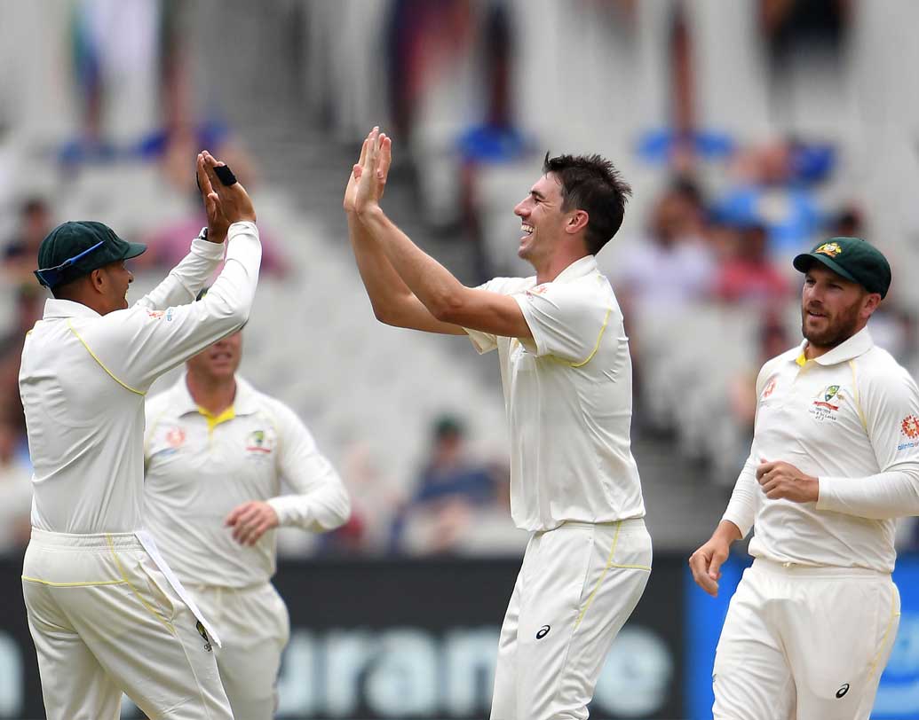 ফলো-অন না করিয়ে ব্যাট করতে নেমে ভারতের দ্বিতীয় ইনিংসে ধ্বস নামান প্যাট কামিংস। প্রথম ইনিংসেও বিপজ্জনক ছিলেন তিনি। শুক্রবার প্রথম চার উইকেটই নিলেন তিনি। ফেরালেন হনুমা, পূজারা, কোহালি, রাহানেকে।