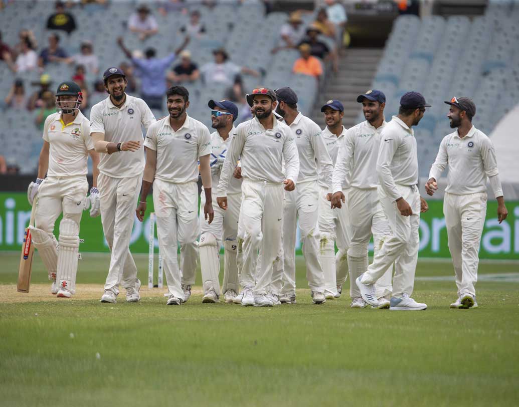 হেজেলউডের বাড়তি বাউন্সে স্লিপে ক্যাচ দিয়ে ফিরলেন রোহিতও। দিনের শেষে পাঁচ উইকেটে ৫৪ তুলেছে ভারত। দুর্দান্ত ভাবে  অস্ট্রেলিয়া লড়াইয়ে ফিরলেও ৩৪৬ রানের বিশাল লিড রয়েছে ভারতের। ফলে, ২-১ করার স্বপ্নই দেখছেন ভারতীয় ক্রিকেটপ্রেমীরা।