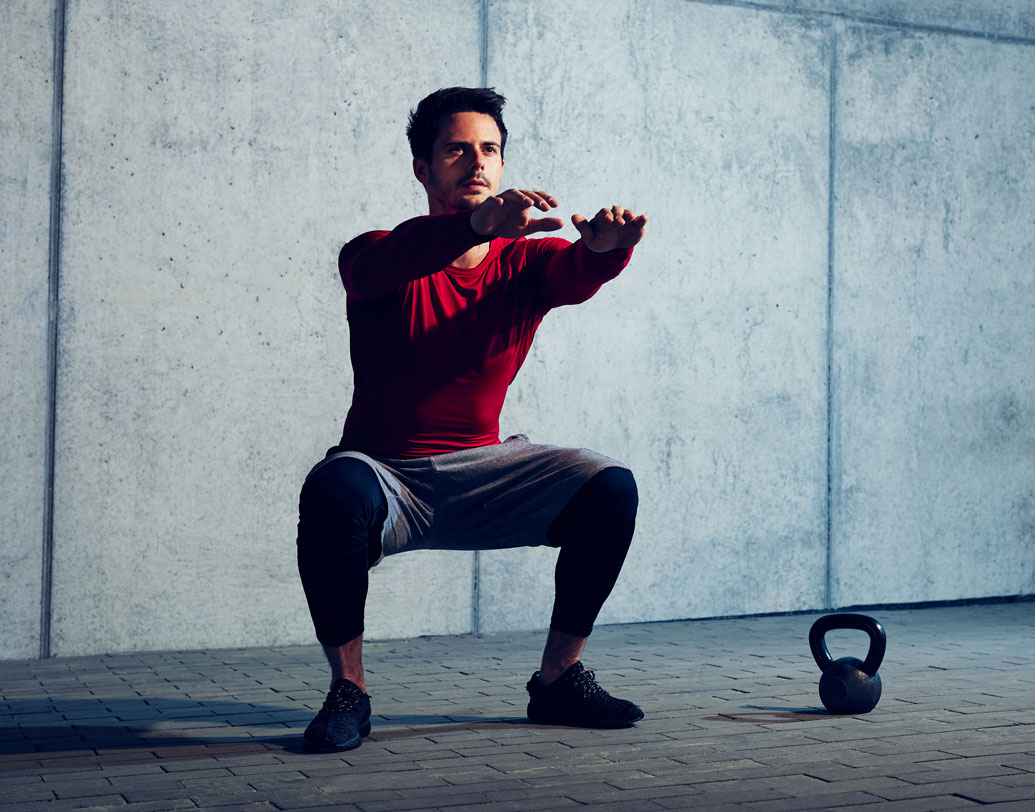 বিশেষজ্ঞদের মতে, রোজ শরীরচর্চার সময় পান ছাই না পান, নিয়ম করে মিনিট পাঁচেক স্কোয়াট হতে পারে আপনার বিপদতাড়ন। লাফানো, দৌড়নো, হাঁটাহাঁটিতে পায়ের পেশীর যে উপকার মেলে, স্কোয়াট তার অনেকটাই পুষিয়ে দেয়। পায়ের স্নায়ুকে আরাম দেওয়ার সঙ্গে পুরো পায়ের পেশীকে শক্তসমর্থ করে স্কোয়াট।