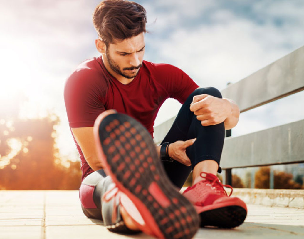 কথায় কথায় পেশীতে টান, গাঁটে ব্যথা, একটু দৌড়ঝাঁপেই পেশীর ব্যথা নিমেষে গায়েব করতে পারে স্কোয়াট। প্রতি দিন এমন ব্যায়ামে শরীর সারা দিন সতেজ তো থাকেই, সঙ্গে শরীরের কার্যক্ষমতা বেড়ে যায় কয়েক গুণ। দেহের ব্যালান্স, গতিশীলতা সব কিছুকেই স্বাভাবিক করতে প্রতি দিন এই ব্যায়ামের জন্য মিনিট পাঁচেক ব্যয় করা এক মোক্ষম দাওয়াই!