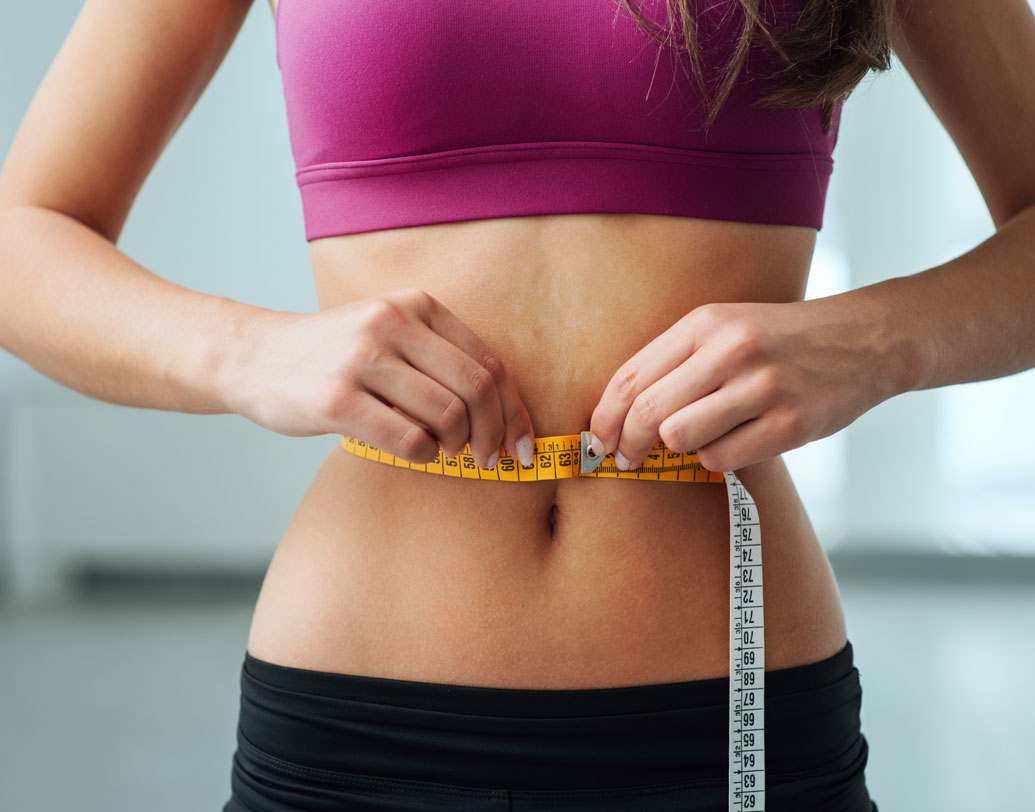 কী ভাবছেন, শুধুই পেশীর উপকার? মোটেও না। বরং হাঁটাহাঁটিতে যে পরিমাণ ক্যালোরি বার্ন হয়, তার চেয়েও বেশি ফ্যাট ঝরাতে পারে এই ব্যায়াম। স্কোয়াটের ফলে যে সব মাংসপেশী সুগঠিত হয়, তার প্রতি পাউন্ডের জন্য অতিরিক্ত ৫০-৭০ ক্যালোরি বার্ন হয়। ফলে মাত্র ১০ পাউন্ড পেশী থেকেই মিলতে পারে ৫০০-৭০০ ক্যালোরি বার্ন।