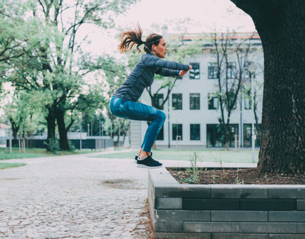 এই ব্যায়াম মাসখানেক করার পরেই নিজের দৌড়নো, লাফানো বা পরিশ্রম করার ক্ষমতা দেখলে চমকে যাবেন নিজেই। যাঁরা খোলোয়াড়, তাঁদের ক্ষেত্রেও জোরে দৌড়তে বা অনেকটা লাফাতে সাহায্য করে স্কোয়াট। অনেকেই দু’হাতে দু’টি জল ভরা বোতল নিয়ে স্কোয়াট করেন। এতে আরও ভাল ফল মেলে।