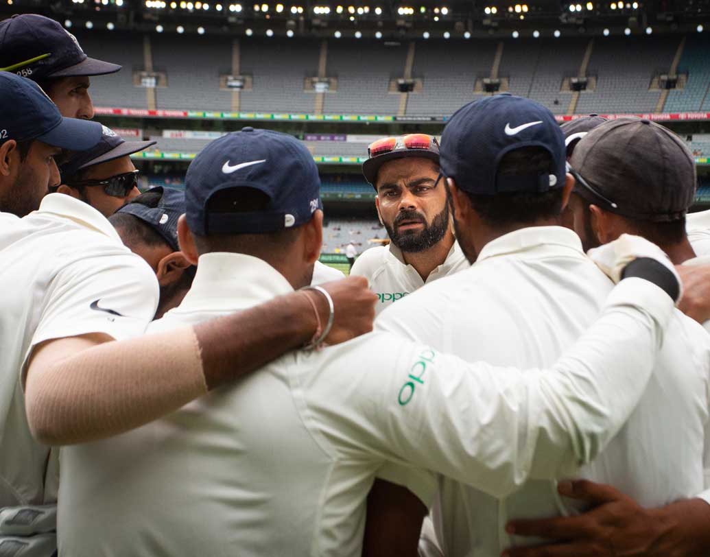 জেতার জন্য চতুর্থ ইনিংসে অস্ট্রেলিয়াকে করতে হবে ৩৯৯ রান। কিন্তু, অস্ট্রেলিয়া প্রথম থেকেই নিয়মিত ব্যবধানে হারাতে থাকে উইকেট।