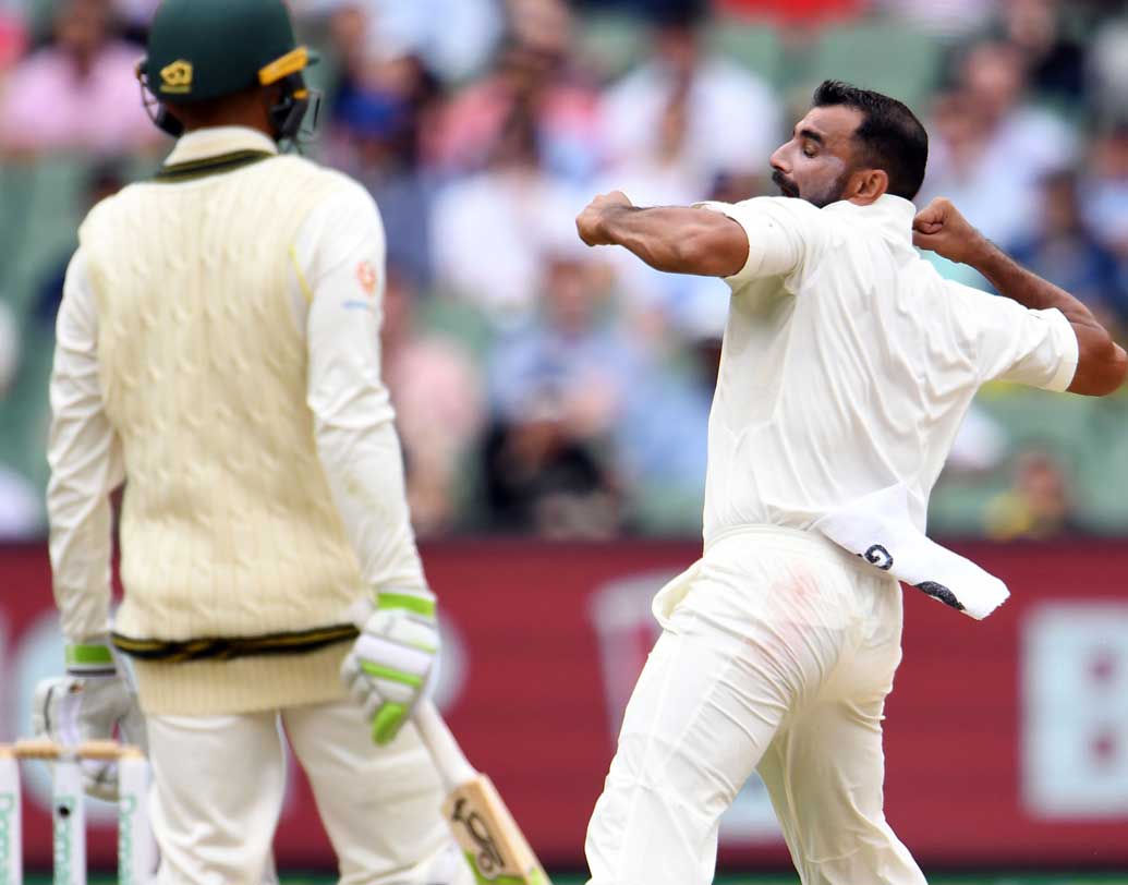 আর এক ওপেনার মার্কাস হ্যারিস (১৩) ফেরেন রবীন্দ্র জাডেজার বলে ফরোয়ার্ড শর্ট লেগে মায়াঙ্ককে ক্যাচ দিয়ে।  অস্ট্রেলিয়ার তৃতীয় উইকেট পড়ে ৬৩ রানে। মহম্মদ শামির বলে এলবিডব্লিউ হন উসমান খাওয়াজা (৩৩)।