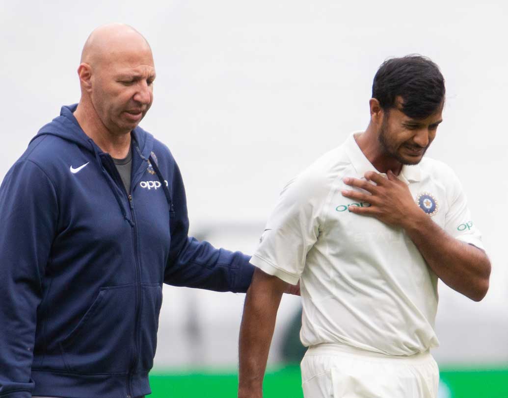 তার আগে খাওয়াজার সুইপ লাগল মায়াঙ্ক আগরওয়ালের ঘাড়ে। যন্ত্রণাকাতর মায়াঙ্ক বাধ্য হলেন বেরিয়ে যেতে। তাঁর পরিবর্তে ফিল্ডিং করতে এলেন লোকেশ রাহুল।