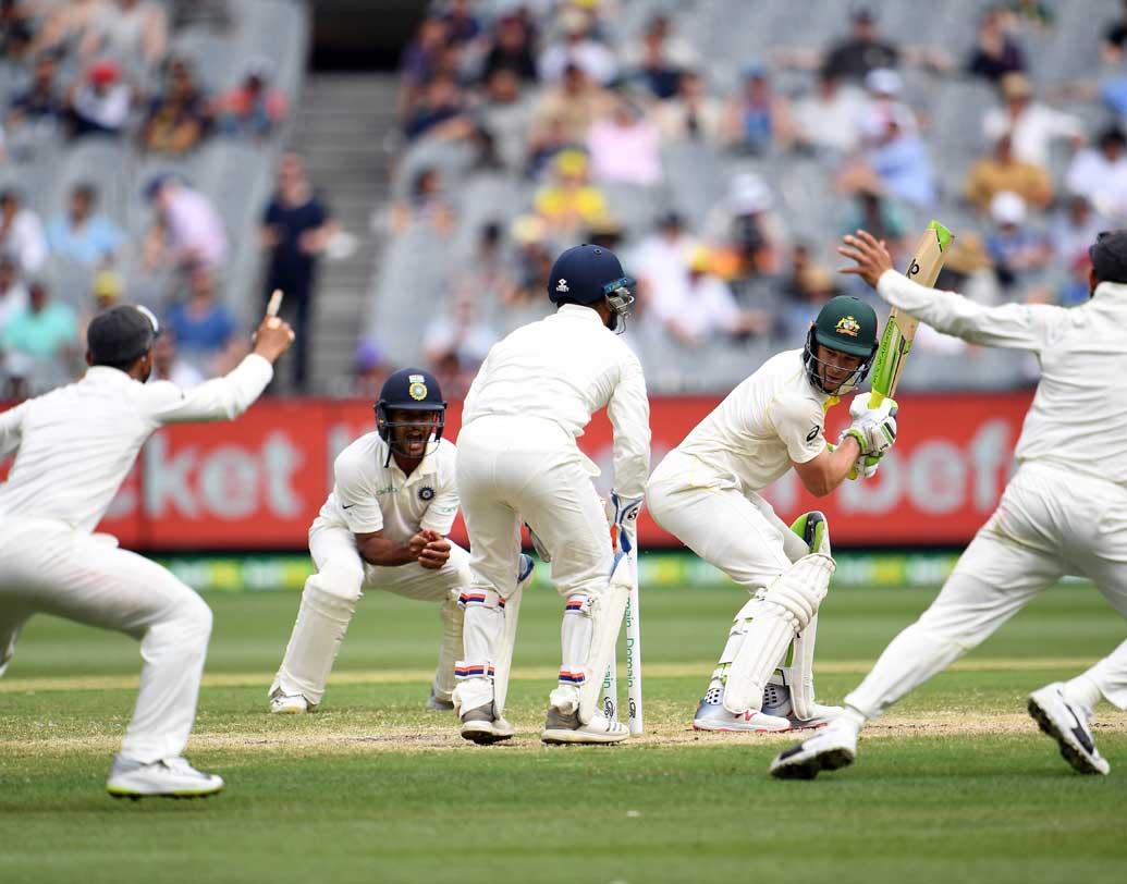 সপ্তম উইকেট পড়ল দলীয় ১৭৬ রানে। জাডেজার বলে কাট করতে গিয়ে উইকেটরক্ষক ঋষভ পন্থকে ক্যাচ দিলেন অজি অধিনায়ক টিম পেন। তিনি করলেন ২৬ রান।