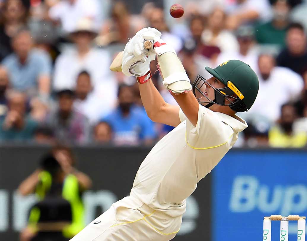 অস্ট্রেলিয়ার অষ্টম উইকেট পড়ল ২১৫ রানে। মহম্মদ শামির বলে বোল্ড হলেন মিচেল স্টার্ক। তিনি করলেন ১৮। এরপর অস্ট্রেলিয়াকে টানলেন প্যাট কামিন্স। ব্যাটে পঞ্চাশও করে ফেললেন। যা তাঁর কেরিয়ারের দ্বিতীয় অর্ধশতরান।