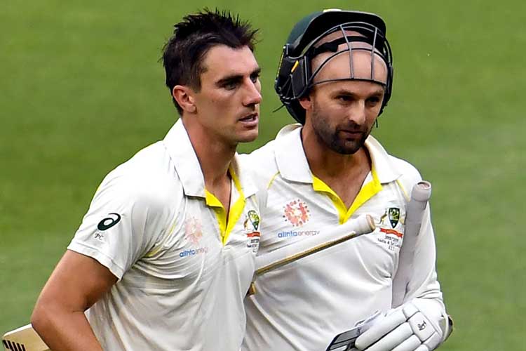 নির্ধারিত সময়ের পরও বাড়তি আধ ঘন্টা বল করে ভারত। কিন্তু, নবম উইকেটে নেথান লায়নের সঙ্গে কামিন্সের জুটি ভাঙা যায়নি। দু’জনে মিলে যোগ করেন ৪৩ রান। এবং হতাশ করে চলেন ভারতীয়দের।