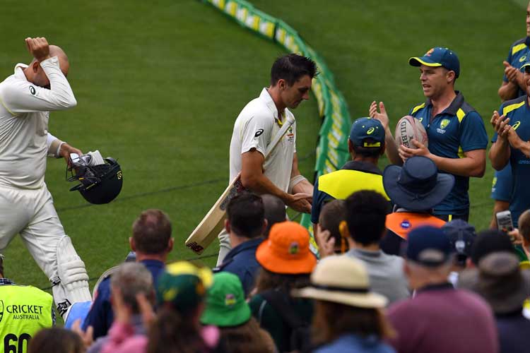 দিনের শেষে আট উইকেটে ২৫৮ রানে থামল অস্ট্রেলিয়া। কামিন্স অপরাজিত থাকলেন ৬১ রানে। সঙ্গে ৬ রানে থাকলেন লায়ন। রবিবার বৃষ্টির আশঙ্কা রয়েছে বলেই এই জুটি স্বস্তি আনল অজি শিবিরে।