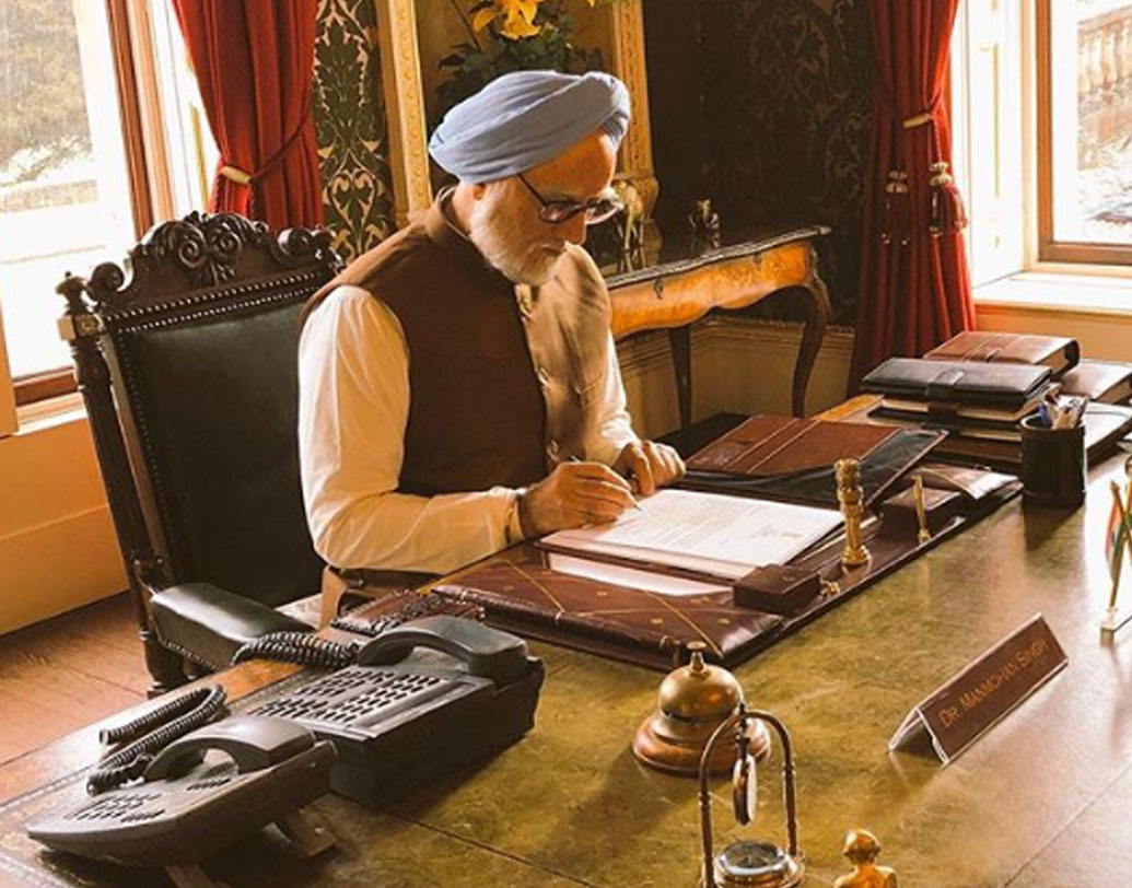 তিরিশ না পেরোতেই মহেশ ভট্টের ফিল্ম ‘সারাংশ’-এ এক বৃদ্ধ বাবার আর্তি শুনিয়েছিলেন অনুপম খের। সেই শুরু। এর পর বার বার অভিনেতা হিসাবে নিজের জাত চিনিয়েছেন অনুপম। এই ফিল্মে প্রাক্তন প্রধানমন্ত্রী মনমোহনের সিংহকে ফুটিয়ে তুলেছেন তিনি। সোশ্যাল মিডিয়ায় প্রকাশিত সে সব ছবি ইতিমধ্যেই সাড়া ফেলেছে।