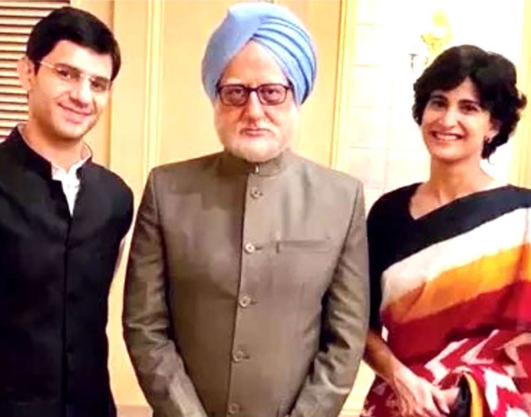 বলিউডের পরিচিত মুখ অর্জুন মাথুরকে অনেকেই দেখেছেন ‘মাই নেম ইজ খান’, ‘লাক বাই চান্স’ বা ‘বেগম জান’-এর মতো ফিল্মে। এই ফিল্মে সেই চেনা অর্জুনই রাহুল গাঁধীর ভূমিকায়।