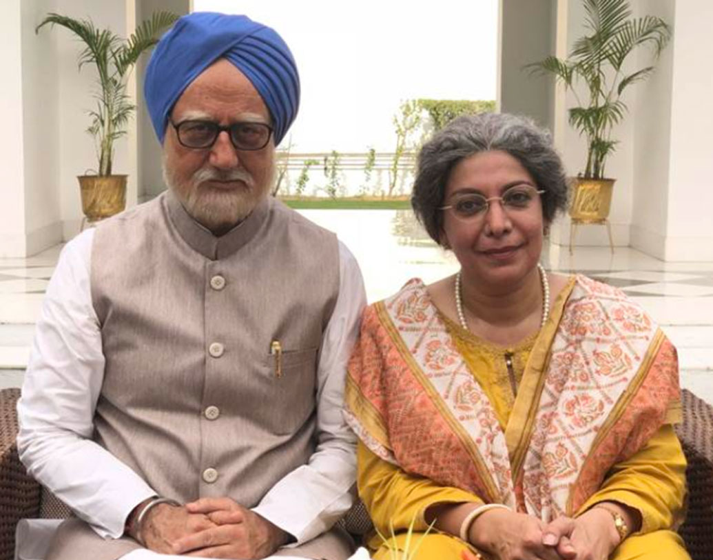 ‘হমলোগ’, ‘বনেগি আপনি বাত’ বা ‘এক নয়ি উম্মিদ-রোশনি’— একের পর টেলিভিশন সিরিয়ালে কাজ করেছেন দিব্যা শেঠ শাহ। অনেকেই বলছেন, এই ফিল্মে মনমোহন সিংহের স্ত্রী গুরশরণ কউরের ভূমিকায় বেশ মানিয়েছে দিব্যাকে।