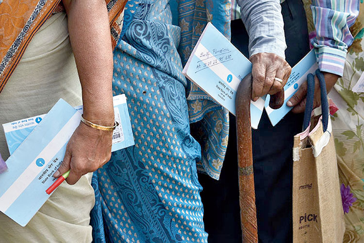 আবার স্বামী যদি তাঁদের মানসিক ভাবে অসুস্থ সন্তানের বা বয়সে নাবালকের দেখভালকারী হন, তা হলেও ওই পেনশন প্রথমে তিনি পাবেন। 