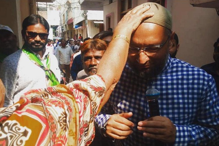 প্রচারে বেরিয়ে ভোটারের আশীর্বাদ নিচ্ছেন আসাদউদ্দিন।