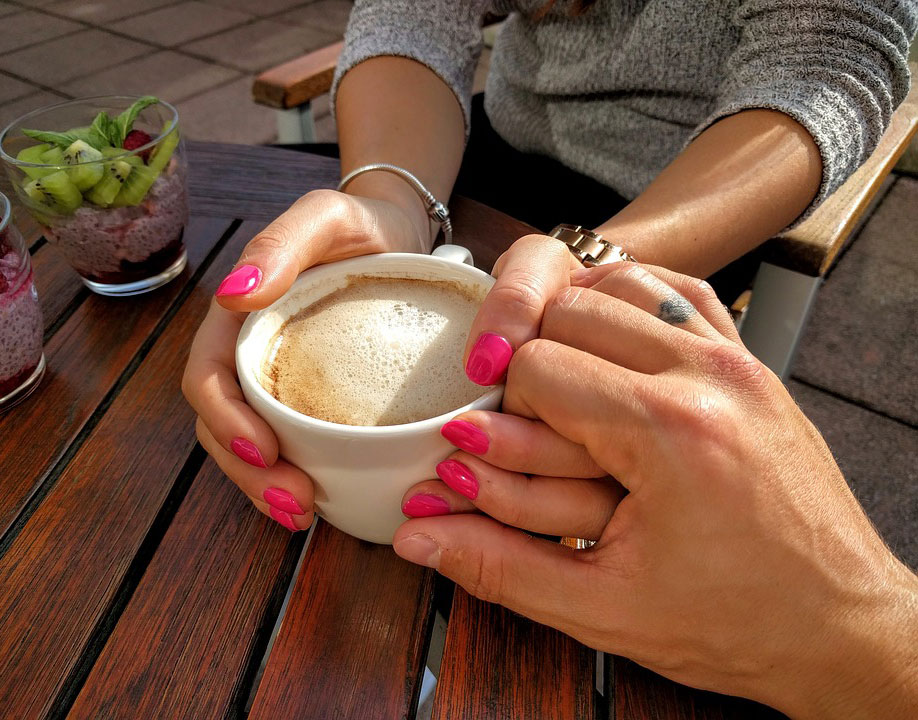 দেশ-বিদেশের নানা মনোবিদ ও ব্যবহার বিশেষজ্ঞদের মতে, হরমোনের নানা কারিকুরি, চার পাশের অবস্থান, পরিস্থিতি এ সবের ভূমিকা ওই রূপ-গুণ-রুচি-মতের মিলের চেয়েও বেশি। ঠিক কী কী অদ্ভুত বিষয়কে প্রেমে পড়া বা বন্ধুত্ব স্থাপনের কারণ হিসাবে দাবি করছেন গবেষকরা?