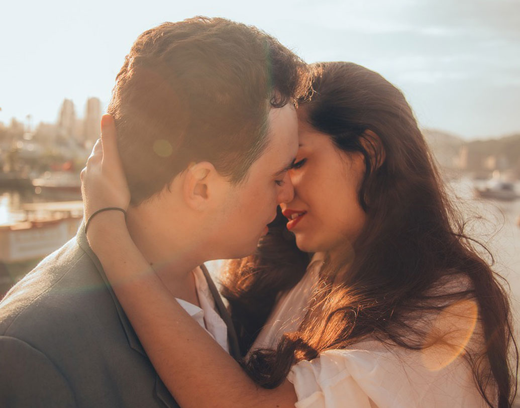 ক্লেটন স্টেট ইউনিভার্সিটির গবেষকদের মতে, প্রেম বা সম্পর্কে এগোনোর ক্ষেত্রে শারীরিক চাহিদা ও মিলন অত্যন্ত কার্যকরী ভূমিকা পালন করে। পরিস্থিতিগত কারণে দু’জন মানুষ যদি দু’জনের প্রতি সম্মান-সহ শারীরিক সম্পর্কে লিপ্ত হন, তবে তাপিটুইটারি গ্রন্থিকে উদ্দীপ্ত করে মানসিক আকর্ষণেরও জন্ম দেয়।