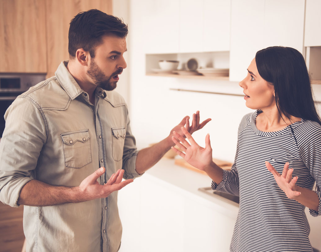 কোনও মানুষের সঙ্গে তীব্র বিবাদ বা লাগাতার ছোটখাটো বিষয়ে সমস্যা লেগেই থাকে? সাবধান! এখান থেকেও প্রেমে পড়া অস্বাভাবিক নয় মোটেই। বরং এই সব খিটিমিটি উল্টে কখনও ডোপামিনকে উত্তেজিত করে। তাই ঝগড়ার মানুষটার প্রতিও কোথাও মায়া কাজ করে কোনও কোনও মানুষের মনে। বহু সিনেমাও এমন গল্পের সাক্ষী।