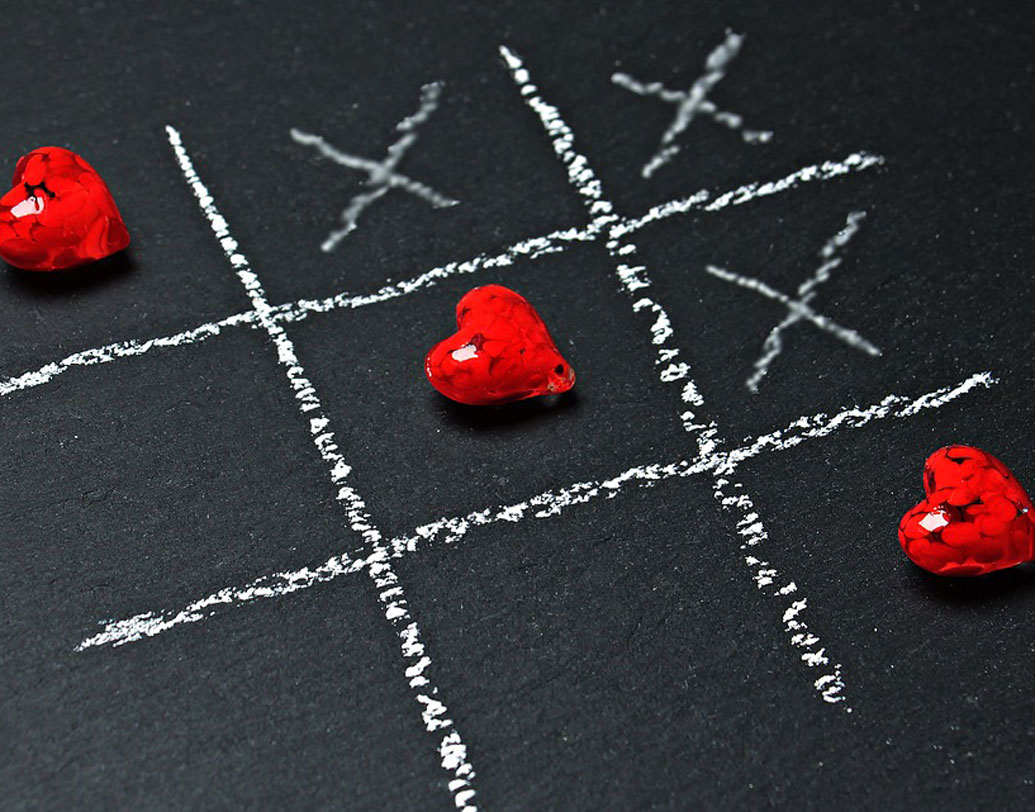 প্রেমে পড়ার বেশির ভাগ কাজটাই হরমোনের খেলা। তাই ‘বিপরীত মেরু একে অন্যকে টানে’— এমন তত্ত্বে খুব একটা ভরসা জোগাচ্ছেন না বিজ্ঞানীরা। তাঁদের মতে, আধুনিক জীবনযাত্রা, কর্মব্যস্ত সময়ে মানুষ খুব সংঘাতে যেতে রাজি নন। তাই অনেক সময় মতাম্তরে ডোপামিন ক্ষরণ হয় না। বরং মতে মেলে এমন মানুষকেই সে বেছে নিতে চায়।