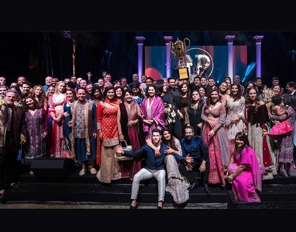 প্রিয়ঙ্কার সঙ্গীত সেরেমনিতে চোপড়া ও জোনাস পরিবারের প্রত্যেক ঘনিষ্ঠ সদস্য অংশ নিয়েছিলেন। গ্রুপ ছবিতেও প্রিয়ঙ্কা আর নিকের রসায়ন মন কেড়েছে ফ্যানদের।