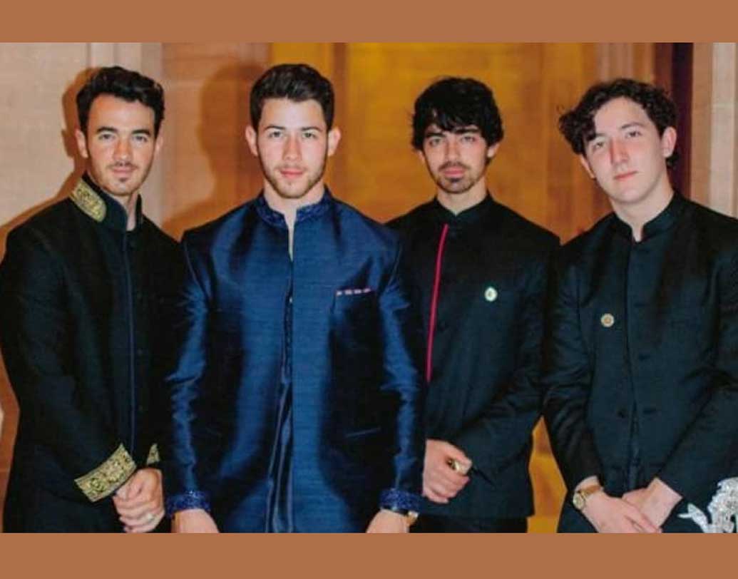 নিকের ভাই জো জোনাস, কেভিন, নিকের বন্ধুরা এবং নিক নিজেও কুর্তা পরেছিলেন সঙ্গীত সেরেমনিতে।