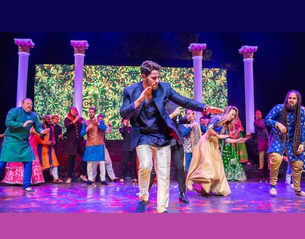 প্রিয়ঙ্কার জন্য বিশেষ একটি গান গেয়েছেন নিক। প্রিয়ঙ্কার চোখে তখন নাকি জলও এসেছিল।