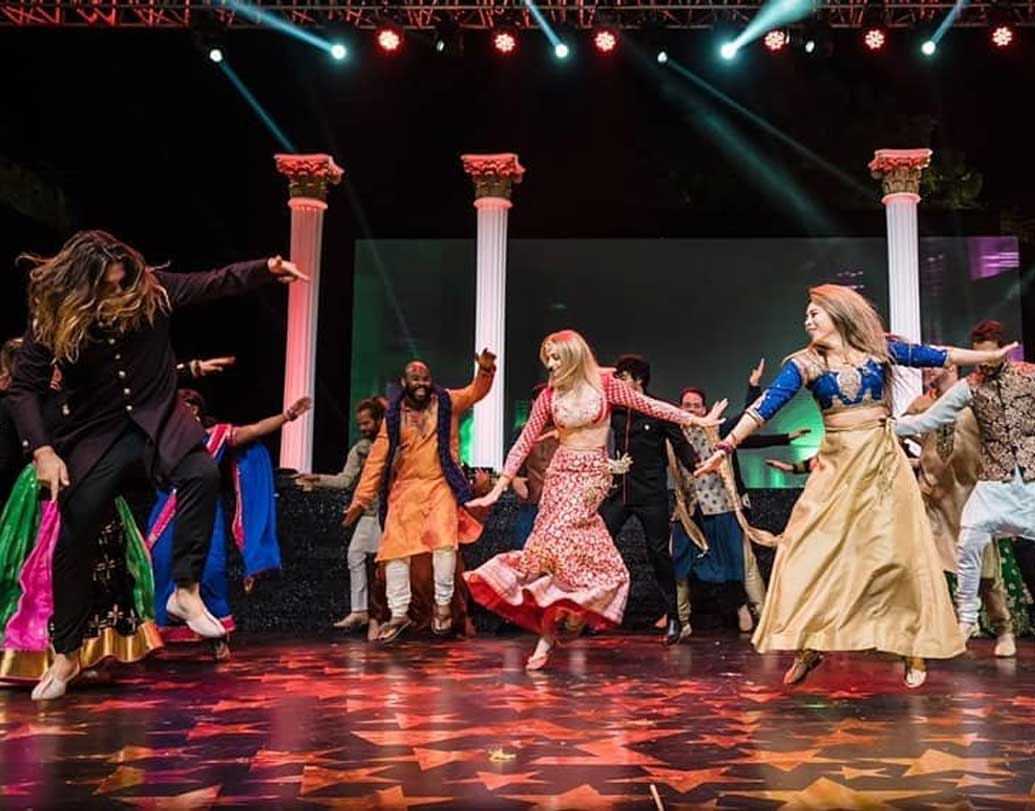 নিকের নাচেও ছিল বলিউডের ছোঁয়া। নিকের বাবাকেও মঞ্চে পারফর্ম করতে দেখা গিয়েছে। এঁদের মধ্যে উল্লেখযোগ্য হলেন গেম অব থ্রোনসের ‘সানসা স্টার্ক’ সোফি টার্নার। লেহেঙ্গা পরে বলিউডি গানে মঞ্চ মাতালেন তিনিও।