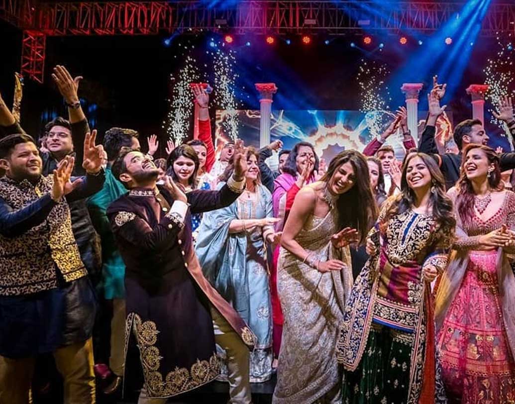 প্রিয়ঙ্কার সঙ্গীত সেরেমনির অন্যতম আকর্ষণ ছিলেন অম্বানী কন্যা ঈশা। আগামী ১২ ডিসেম্বর গাঁটছড়া বাঁধছেন তিনিও। নাচের তালে পা মেলালেন পরিণীতি ও প্রিয়ঙ্কার সঙ্গে।