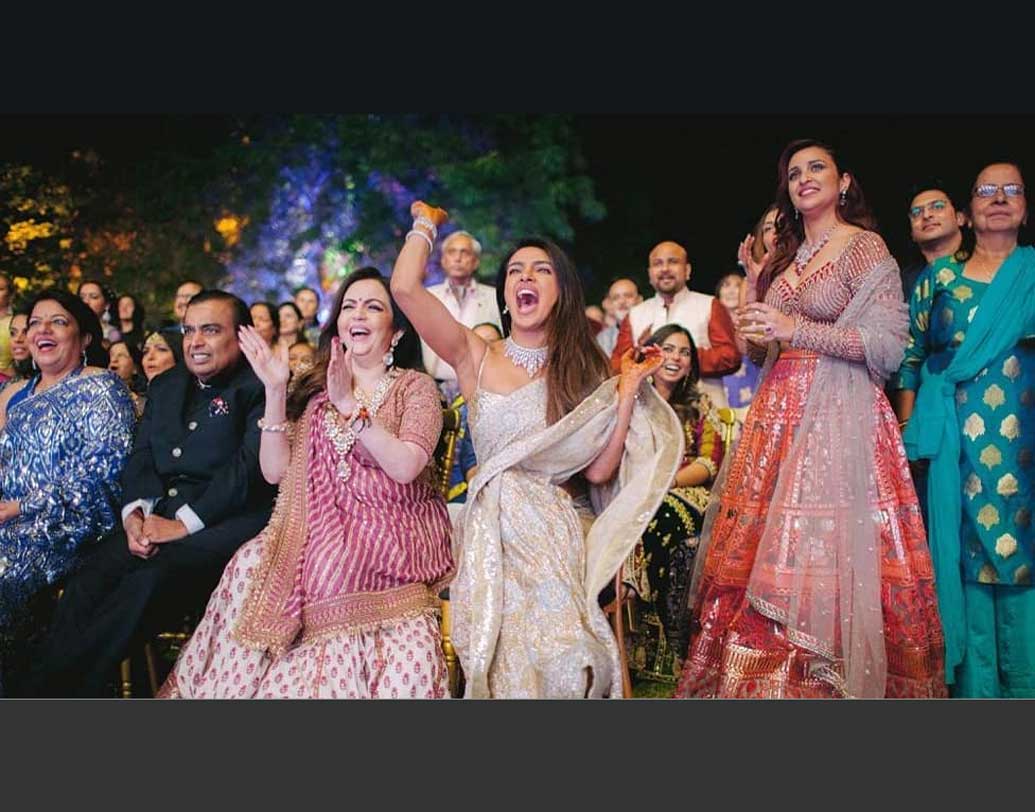 অন্যদের পারফরম্যান্সের সময়ও দর্শকাসনে বসেও বাবা-মায়ের সঙ্গে চুটিয়ে মজা করলেন ঈশা।