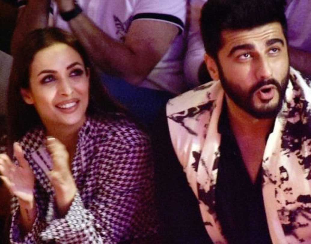 এর পর তাঁদের দেখা যায় একটি বিখ্যাত বিপণীর ফ্যাশন উইকে। পরস্পরের পাশেই বসেছিলেন দু’জনে, বেশ ঘনিষ্ঠভাবেই।