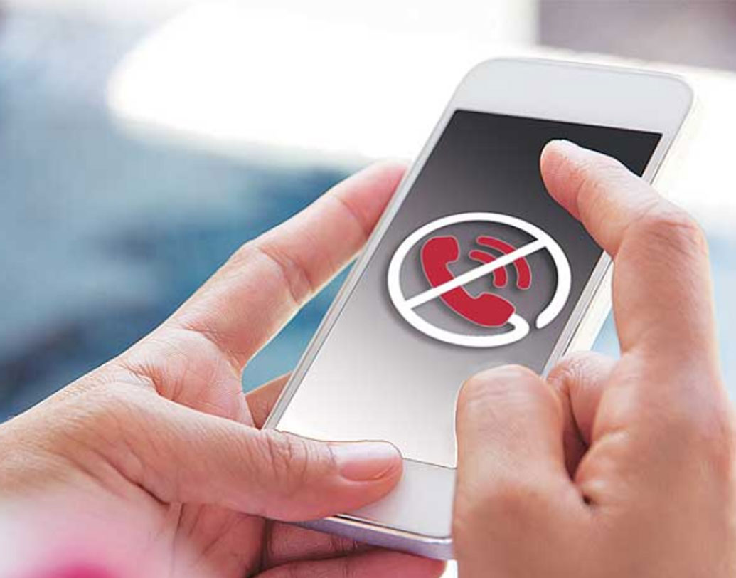 সাধারণ স্মার্টফোন এবং স্যাটেলাইট ফোনের পার্থক্য কী? স্মার্টফোন নিজস্ব মোবাইল নেটওয়ার্কের মাধ্যমে যোগাযোগ স্থাপন করে। কিন্তু স্যাটেলাইট ফোনের ক্ষেত্রে তেমন কোনও নেটওয়ার্কের প্রয়োজন নেই। পরিবর্তে সরাসরি স্যাটেলাইটের সঙ্গে সংযোগ স্থাপন করে ফেলে এই ফোন।