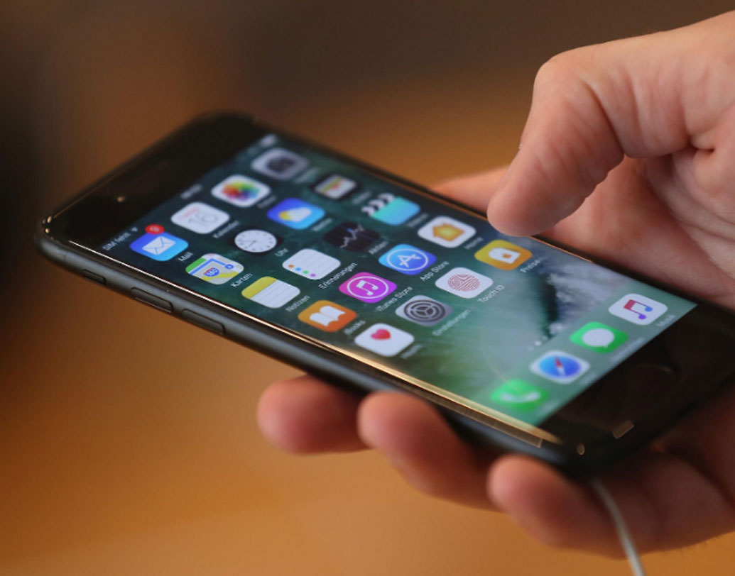 অ্যাডাপ্টরের ওজনও খুব বেশি নয়। ৩৭ গ্রাম। ফলে মোবাইল ফোন খুব ভারী হওয়ার ভয় নেই।