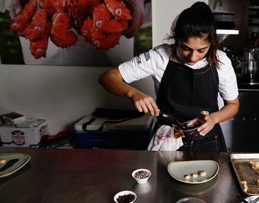 রোগ ধরা পড়ার আগেই কালিনারি ইনস্টিটিউট অব আমেরিকায় পড়েছেন ইসলামাবাদের এই তরুণী। একটি ‘আপস্কেল রেস্তঁরা’-তে কাজ করেছেন, টিভি শো-য়েও অংশ নিয়েছেন।