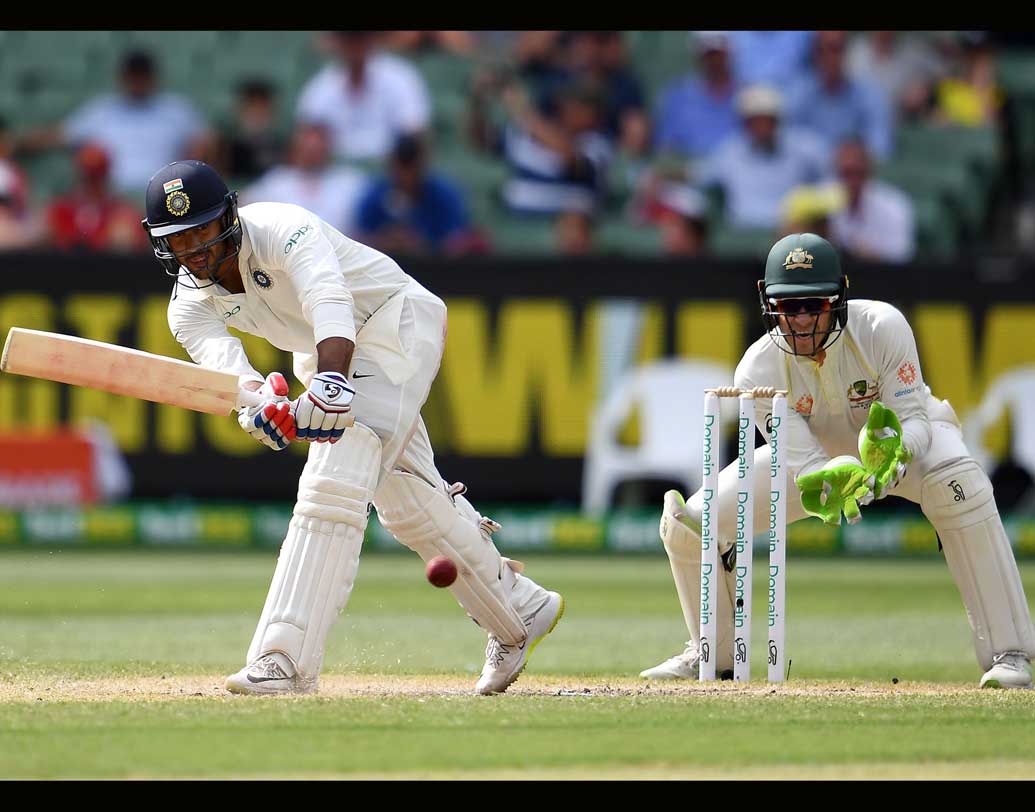 মায়াঙ্ক আগরওয়াল অভিষেক টেস্টে প্রথম ইনিংসে দলকে দিলেন নির্ভরতা। অস্ট্রেলিয়ার মাটিতে অভিষেকে কোনও ভারতীয়ের সবচেয়ে বেশি রানের (৭৬) রেকর্ড গড়েন তিনি। ভাঙলেন ৭১ বছরের পুরনো রেকর্ড। ওপেনার না হয়েও দুরন্ত লড়াই করেন হনুমা বিহারী। ৮ রান করলেও ৬৬ বল খেলে আউট হন তিনি।