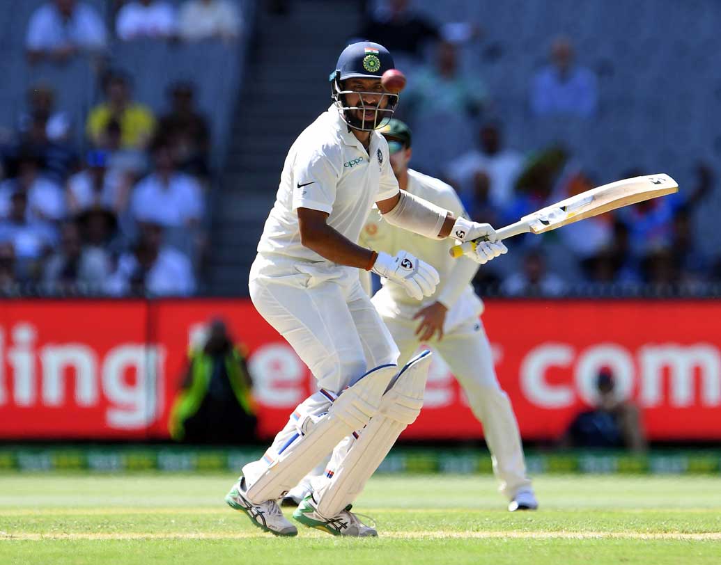 দ্বিতীয় উইকেটে চেতেশ্বর পূজারার সঙ্গে ৮৩ রান যোগ করেন মায়াঙ্ক। দুই ওপেনারকে হারিয়ে প্রথম দিনের শেষে দুই উইকেটে ২১৫ তুলে নেয় ভারত।