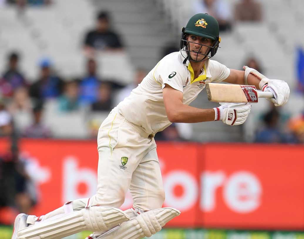 অস্ট্রেলীয় বোলাররা প্রথম ইনিংসে একেবারেই সুবিধা করে উঠতে পারেননি। ব্যতিক্রম প্যাট কামিন্স। ৩ উইকেট নেন তিনি। ব্যাটিংটাও বেশ ভাল করেছিলেন যদিও।