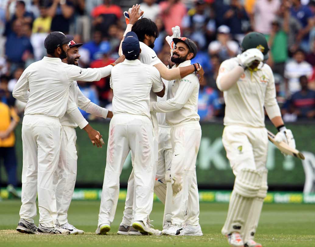 মেলবোর্নের বাইশ গজে প্রথম ইনিংসে যেখানে ৪৪৩ রান করেছে ভারত, সেই পিচেই ১৫১ রানে শেষ হয়ে গিয়েছে অস্ট্রেলিয়ার প্রথম ইনিংস।