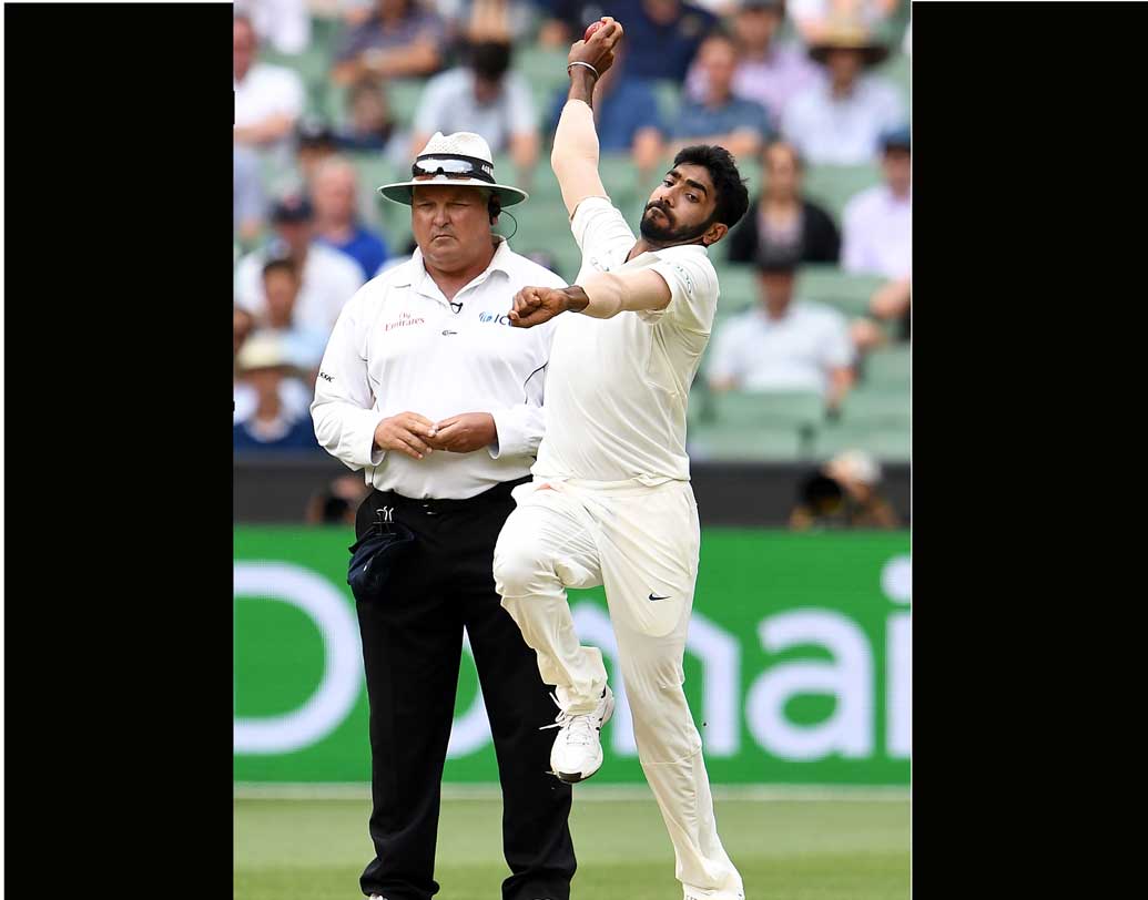 যশপ্রীত বুমরার তীব্র গতি ভুগিয়েছে অস্ট্রেলীয়দের। টেস্ট অভিষেকের পর মাত্র ৯টি ম্যাচেই ৪৮ উইকেট নিয়ে ফেলেছেন। ১৯৭৯-এ প্রথম বার টেস্ট খেলতে নেমে এক বছরে ৪০ উইকেট নিয়েছিলেন দিলীপ দোশি। সেই রেকর্ড ভাঙলেন প্লেয়ার অব দ্য ম্যাচ।