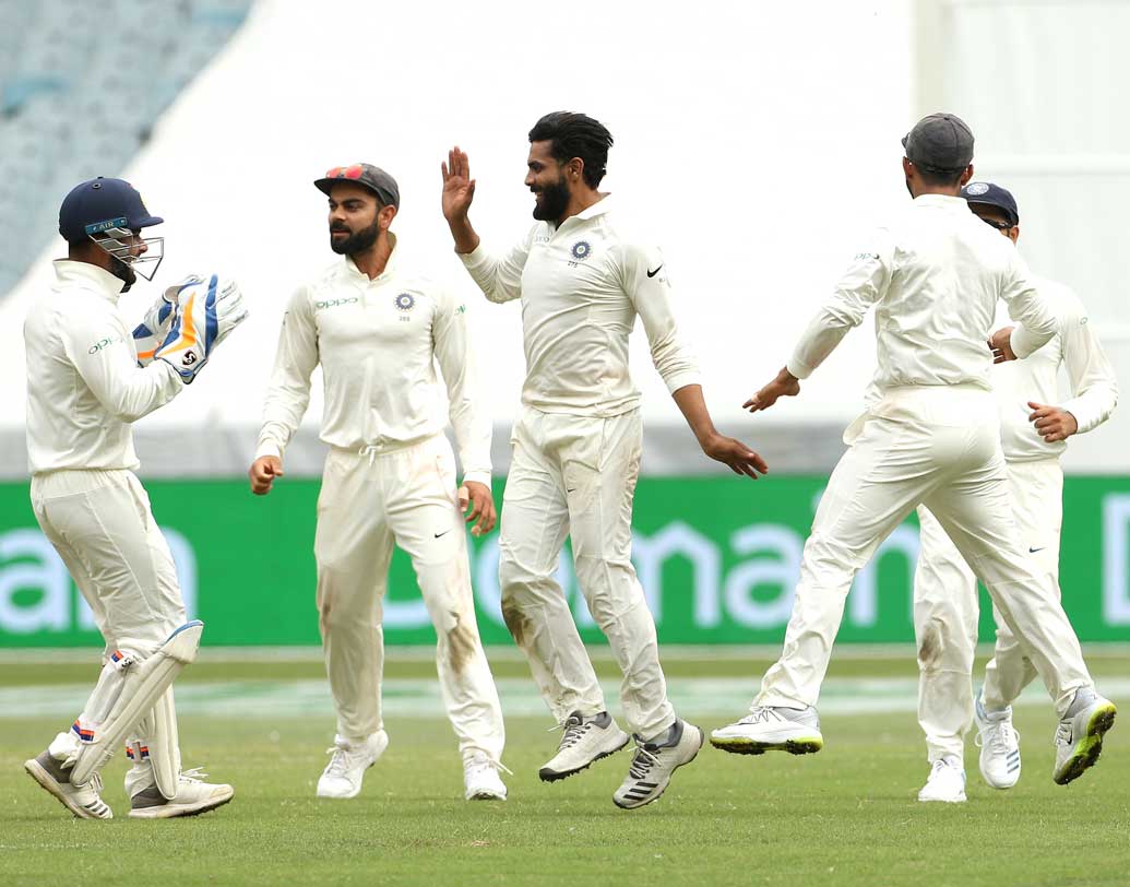 দলে ফিরে বল হাতে ছাপ রাখলেন রবীন্দ্র জাদেজাও। দুই ইনিংস মিলিয়ে ৫ উইকেট নিলেন, নাগাড়ে চাপে রেখে গেলেন অজি ব্যাটসম্যানদের।