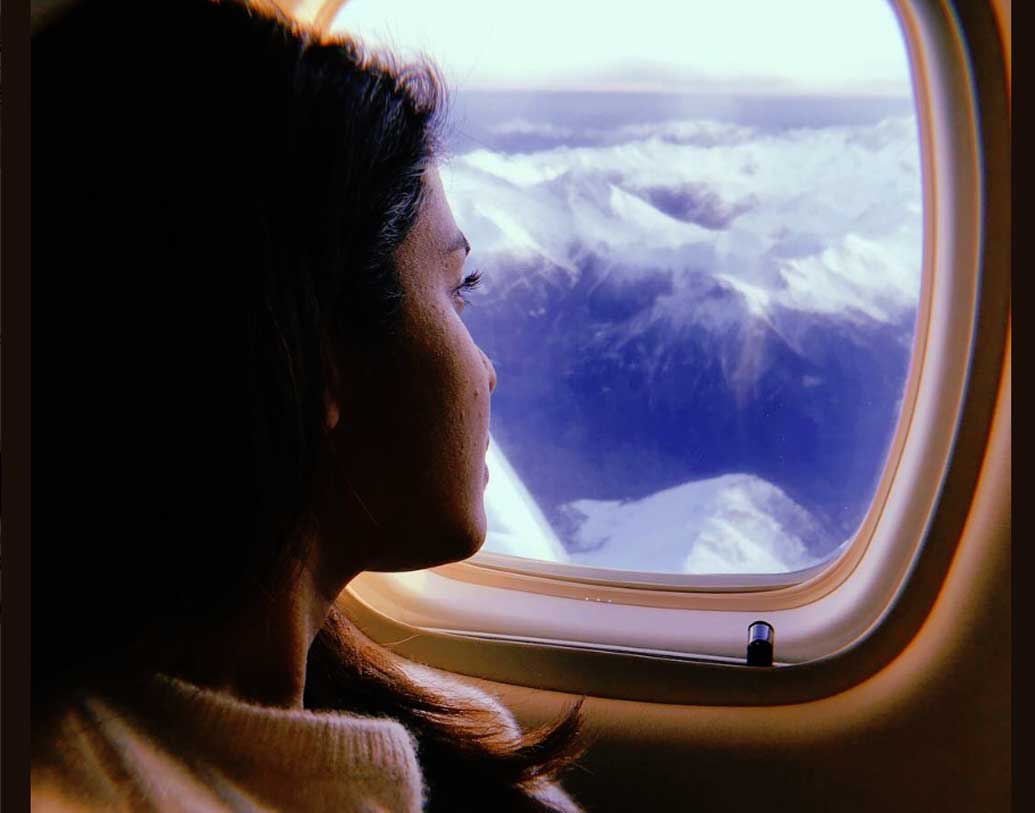 প্রিয়ঙ্কা চোপড়া ও নিক জোনাস পরস্পর ছুটি কাটাতে গিয়েছেন সুইত্জারল্যান্ডে। প্রিয়ঙ্কার একটি ছবি পোস্ট করেছেন নিক। বিমানের সিটে বসে উদাসী প্রিয়ঙ্কা।