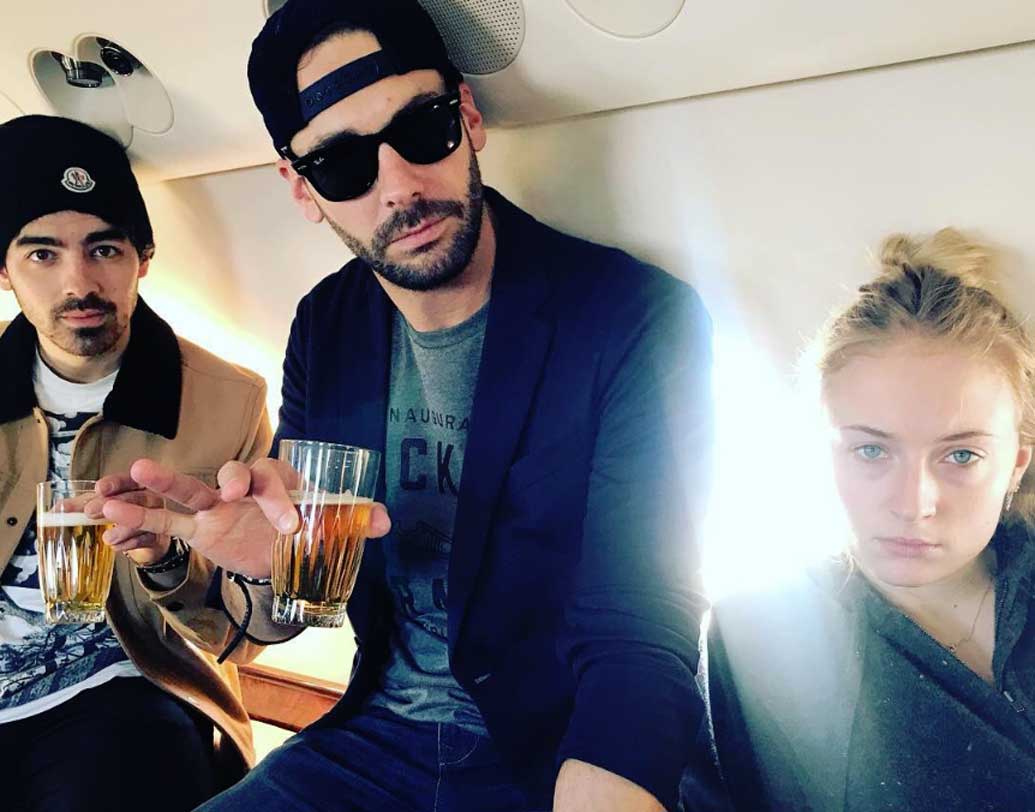 তবে প্রিয়ঙ্কা-নিকের ‘সুইস ভ্যাকাশন’-এ নিকের পরিবারের লোকজনরাও রয়েছেন। এটাই কি প্রিয়ঙ্কাদের হনিমুন? এমন প্রশ্নও করছেন অনুরাগীরা।