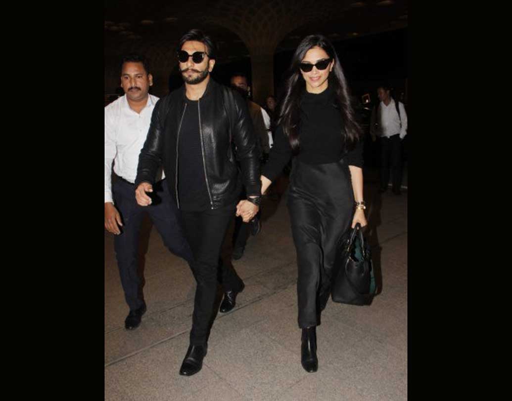 আর দীপিকা-রণবীর কী করলেন? পাপারাজ্জিদের ক্যামেরাবন্দি দীপবীর জুটি। বিমানবন্দরে দীপিকার হাত ধরে মধুচন্দ্রিমার উদ্দেশে রওনা দিলেন দীপিকা পাড়ুকোন-রণবীর সিংহ।