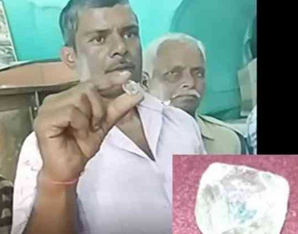 পান্নার মাইনিং অ্যান্ড ডায়মন্ড অফিসার সন্তোষ সিংহ বলেন, কর এবং রয়্যালটি বাদ দিয়ে বাকি টাকা দেওয়া হবে প্রজাপতিকে। এই হিরে কিনলেন কে?